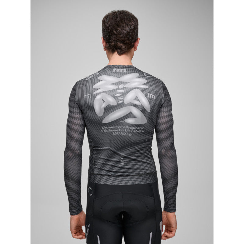 Maillot Largo Maap Spectrum Pro Air LS Jersey 3.0 en Carbon Black, modelo, vista trasera o lateral #Color_Carbon Black