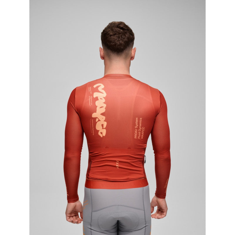 Maillot Largo Maap Strata Pro Air LS Jersey 3.0 en Picante, modelo, vista trasera o lateral #Color_Picante