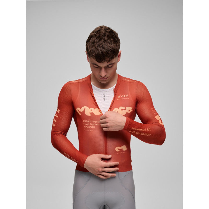 Maillot Largo Maap Strata Pro Air LS Jersey 3.0 en Picante, modelo, vista frontal #Color_Picante