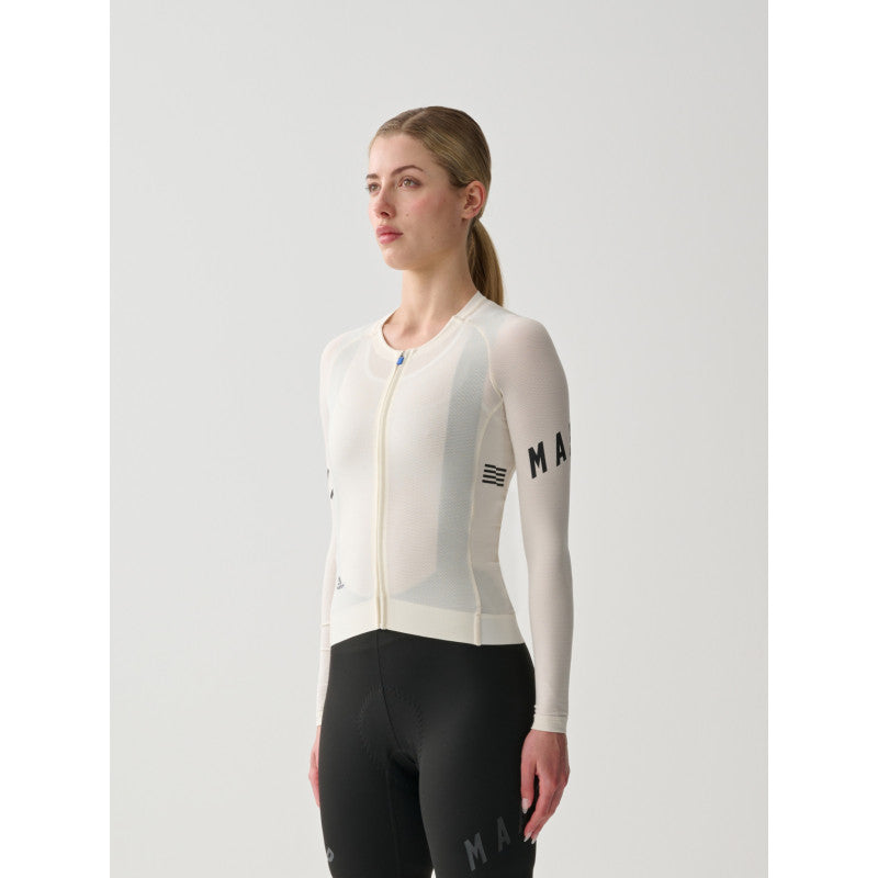 Maillot Largo Mujer Maap Aeon Long Jersey en Chalk, modelo, vista trasera o lateral #Color_Chalk
