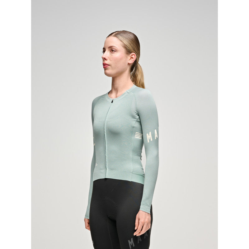 Maillot Largo Mujer Maap Aeon LS Jersey en Slate, modelo, vista frontal #Color_Slate