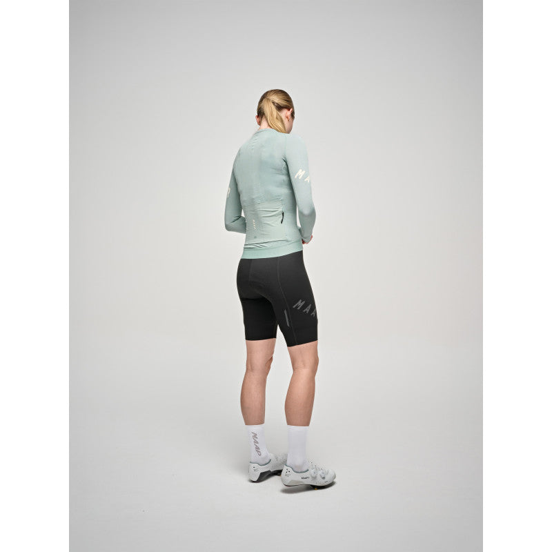 Maillot Largo Mujer Maap Aeon LS Jersey en Slate, modelo, vista trasera o lateral #Color_Slate