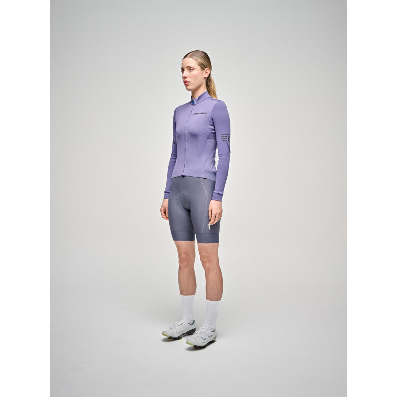 Maillot Largo Mujer Maap Emerge Thermal LS Jersey en Heron, modelo, vista frontal #Color_Heron