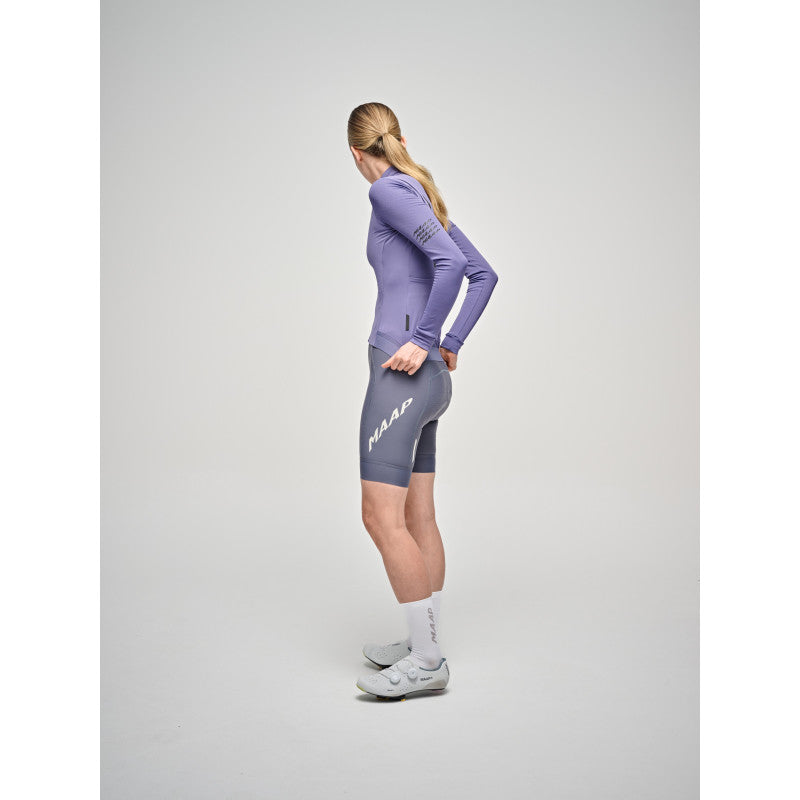 Maillot Largo Mujer Maap Emerge Thermal LS Jersey en Heron, modelo, vista trasera o lateral #Color_Heron