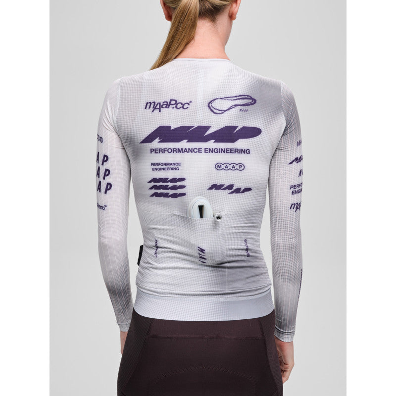 Maillot Largo Mujer Maap Pro Aero LS Jersey en Lunar Grey, modelo, vista trasera o lateral #Color_Lunar Grey