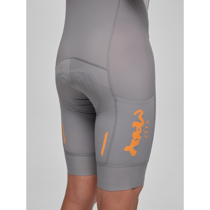 Culotte Corto Maap Strata Team Bib Evo Cargo en Titanium, modelo, vista trasera o lateral #Color_Titanium