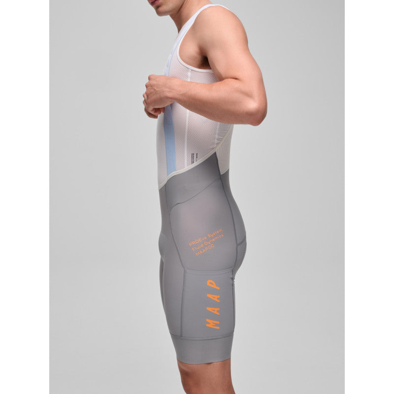 Culotte Corto Maap Strata Team Bib Evo Cargo en Titanium, modelo, vista trasera o lateral #Color_Titanium