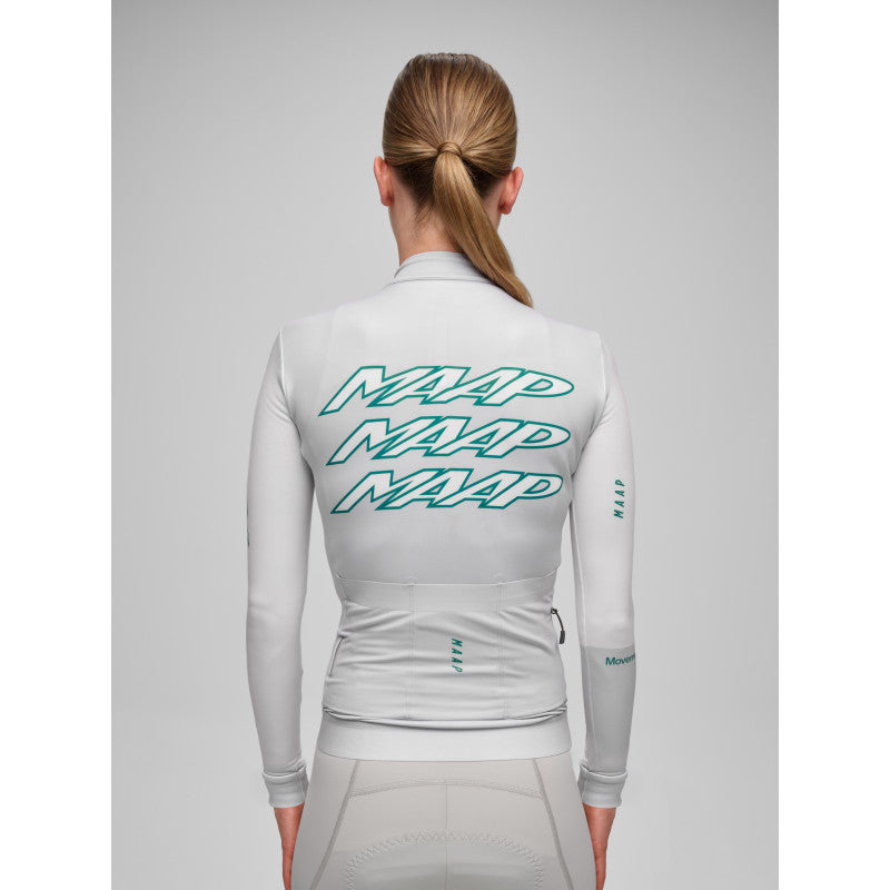 Maillot Largo Mujer Maap Pulse Thermal LS Jersey en Flint, modelo, vista trasera o lateral #Color_Flint
