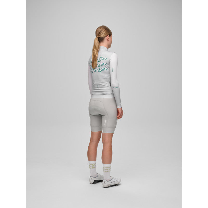 Maillot Largo Mujer Maap Pulse Thermal LS Jersey en Flint, modelo, vista trasera o lateral #Color_Flint