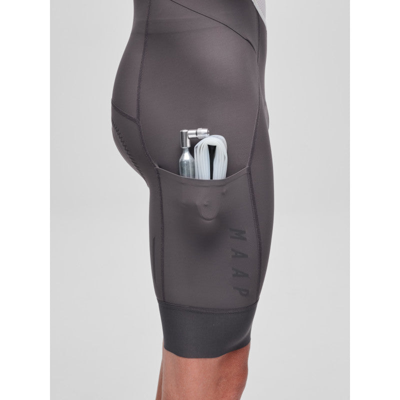 Culotte Corto Maap Team Bib Evo Cargo en Charcoal Plum, detalle lateral #Color_Charcoal Plum