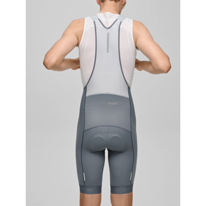 Culotte Corto Maap Training Bib 3.0 en Cobblestone, modelo, vista trasera #Color_Cobblestone