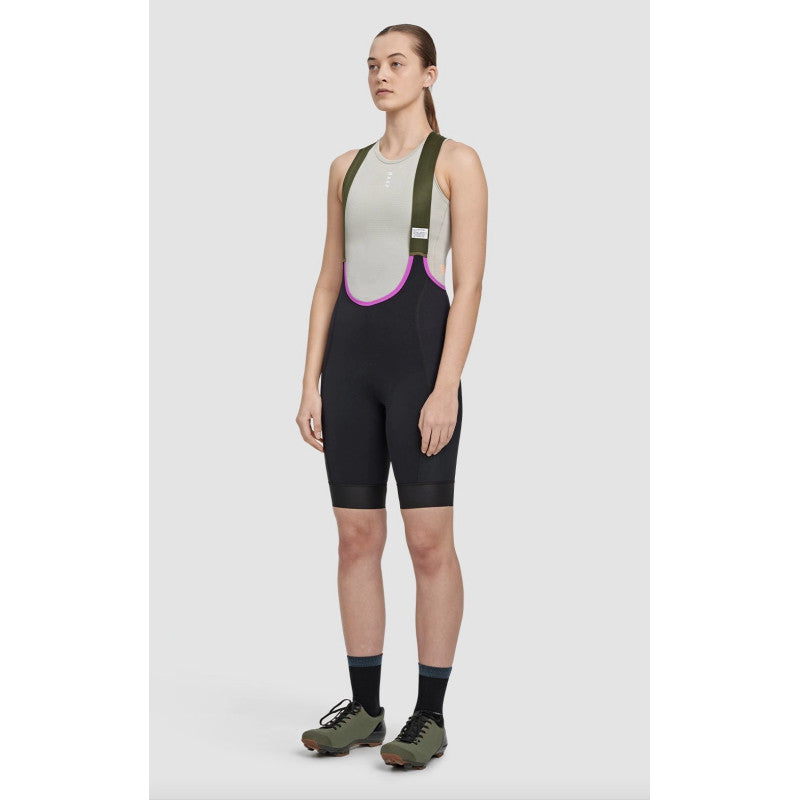 Culotte Corto Mujer Maap Alt Road Cargo en Negro, modelo, vista frontal #Color_Negro