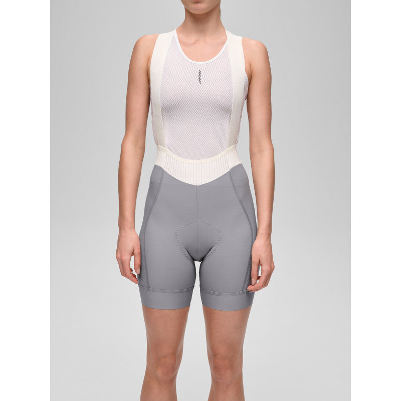 Culotte Corto Mujer Maap Short Team Bib Evo en Titanium, modelo, vista frontal #Color_Titanium