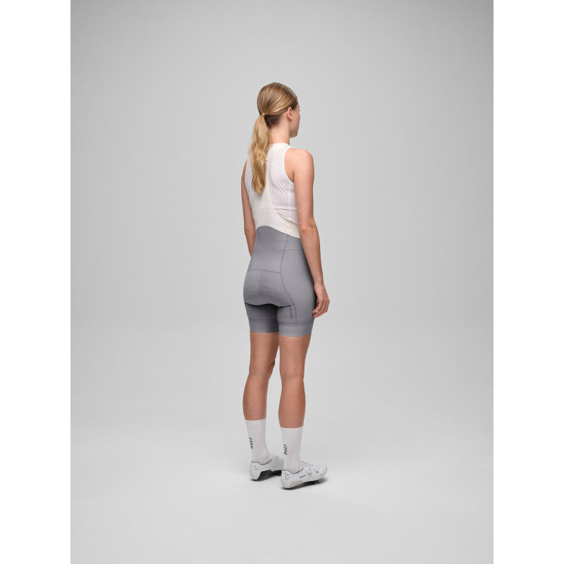 Culotte Corto Mujer Maap Short Team Bib Evo en Titanium, modelo, vista trasera #Color_Titanium