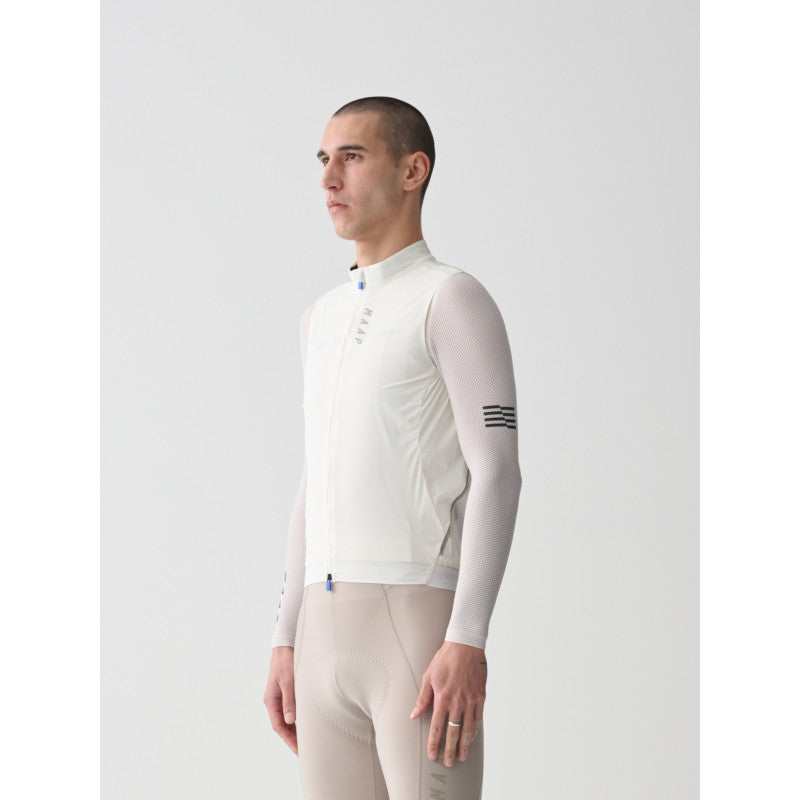 Chaleco Maap Flow Vest en Blanco Óptico, modelo, vista frontal #Color_Blanco Óptico
