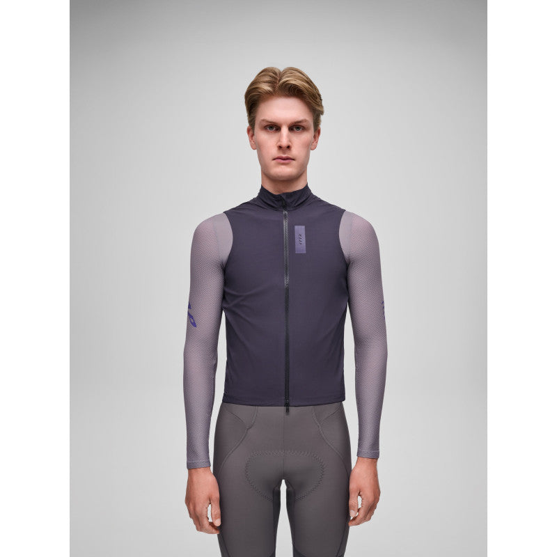 Chaleco Maap Pro Atmos Vest en Deep Navy, modelo, vista frontal #Color_Deep Navy