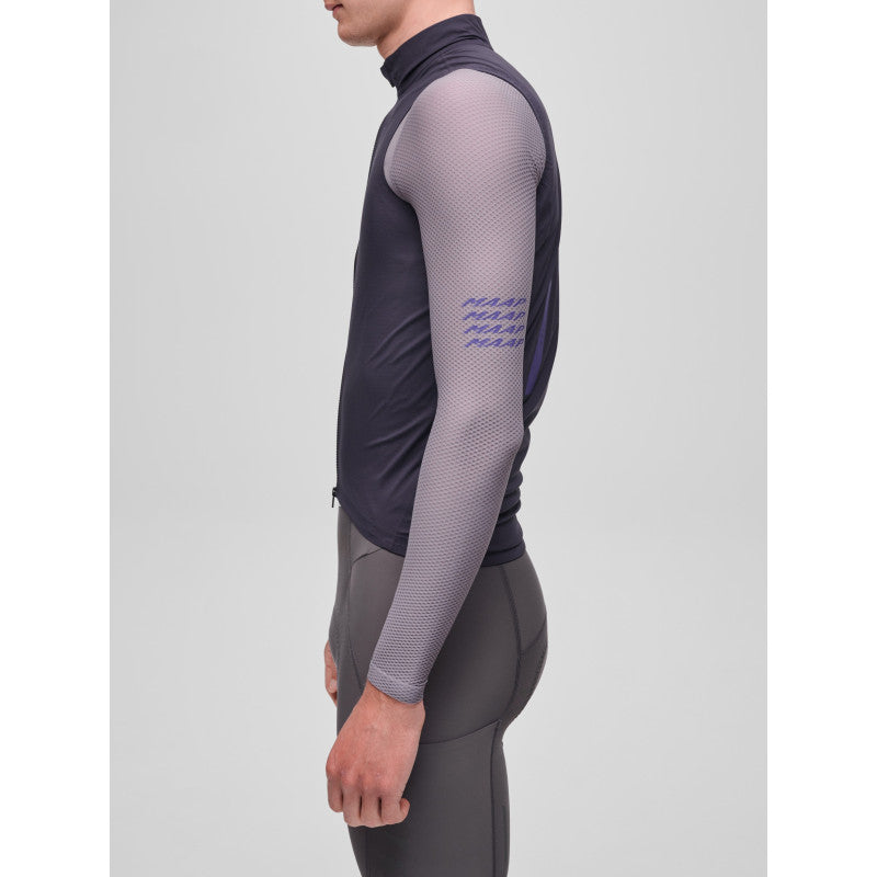 Chaleco Maap Pro Atmos Vest en Deep Navy, detalle lateral #Color_Deep Navy