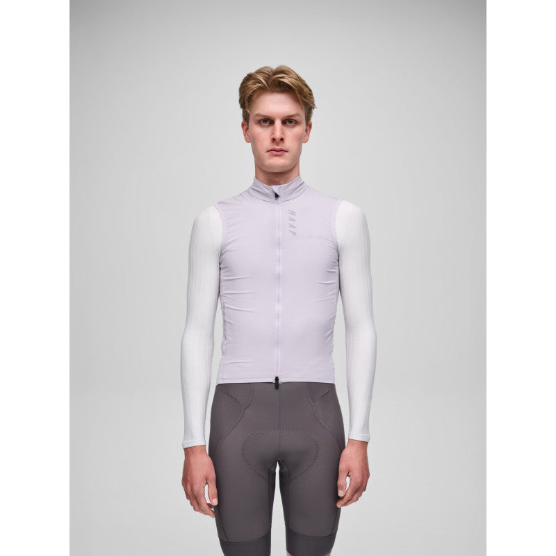 Chaleco Maap Team Flow Vest en Thistle, modelo, vista frontal #Color_Thistle