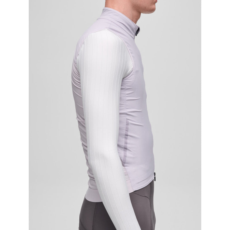 Chaleco Maap Team Flow Vest en Thistle, detalle lateral #Color_Thistle