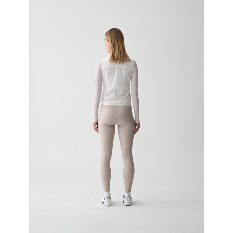 Chaleco Mujer Maap Flow Vest en Blanco Óptico, modelo, vista trasera #Color_Blanco Óptico