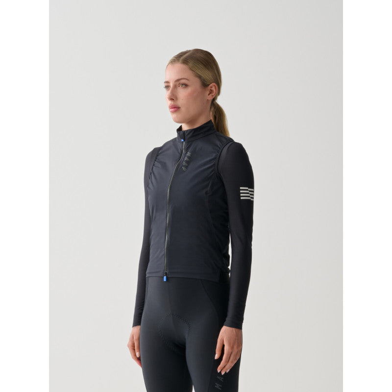 Chaleco Mujer Maap Flow Vest en Negro Azabache, modelo, vista frontal #Color_Negro Azabache