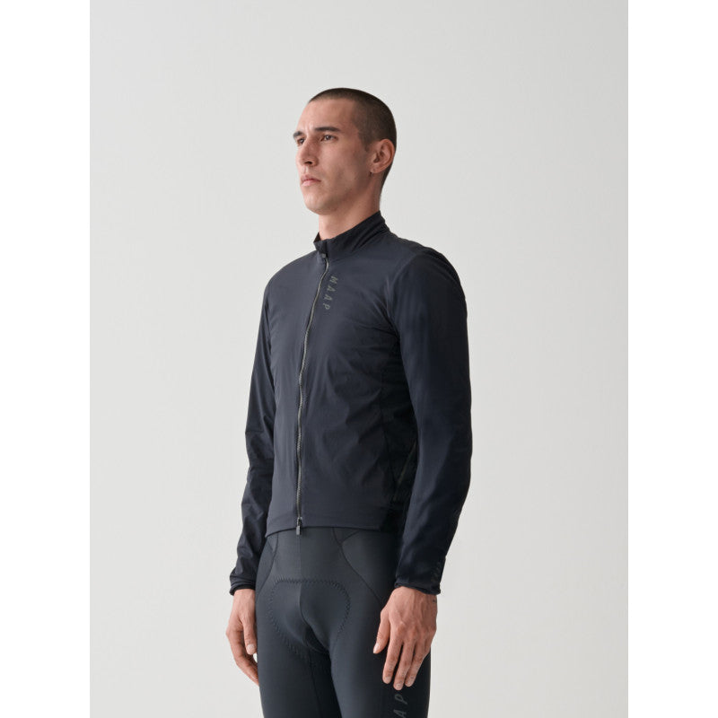 Chaqueta Maap Flow Insulated Jacket en Negro Azabache, modelo, vista frontal #Color_Negro Azabache