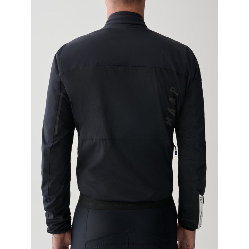 Chaqueta Maap Flow Insulated Jacket en Negro Azabache, modelo, vista trasera #Color_Negro Azabache