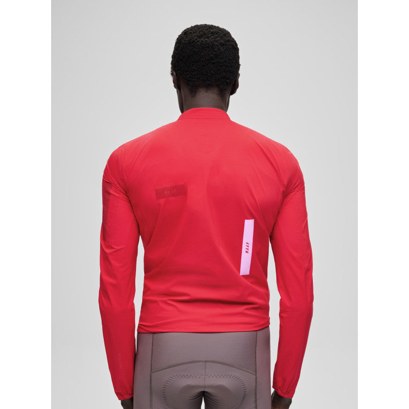 Chaqueta Maap Pro Atmos Jacket en Carmine, modelo, vista trasera #Color_Carmine