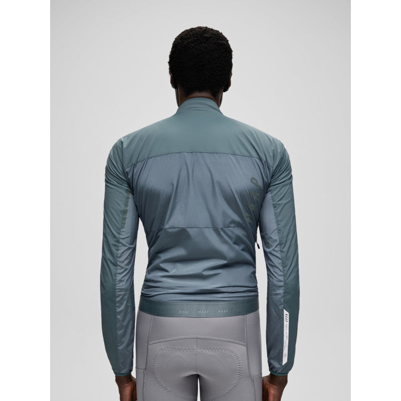 Chaqueta Maap Team Flow+ Jacket en Green Slate, modelo, vista trasera #Color_Green Slate