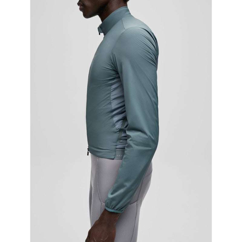 Chaqueta Maap Team Flow+ Jacket en Green Slate, modelo, vista lateral #Color_Green Slate