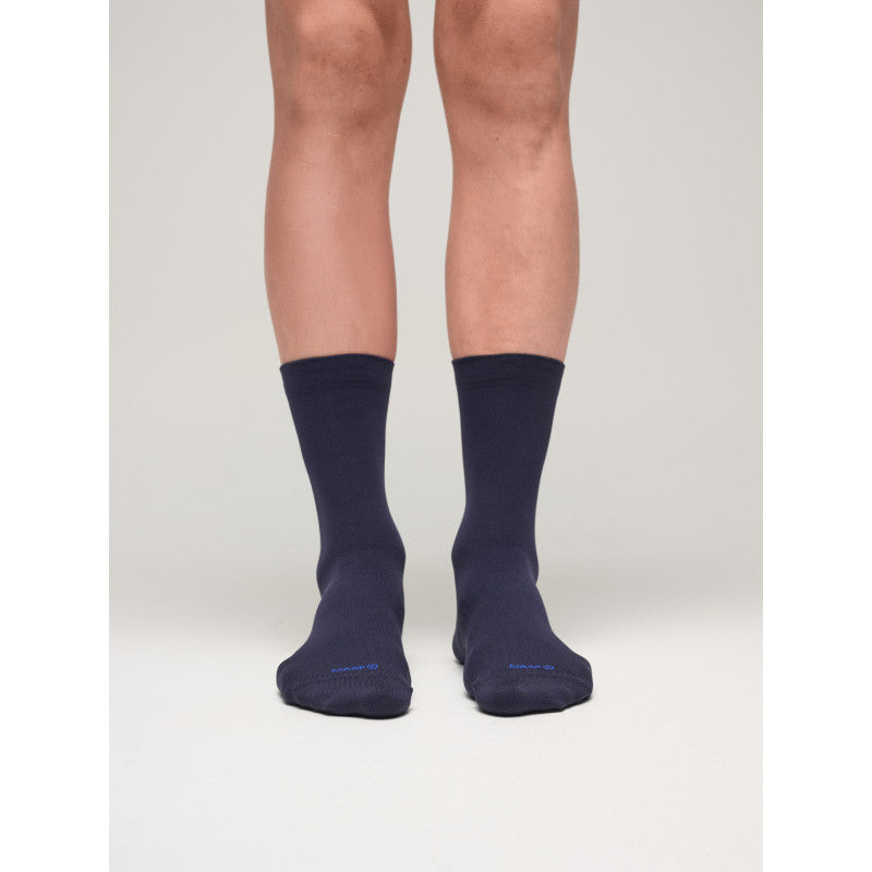 Calcetines Maap Team Sock en Profundo, modelo, vista frontal #Color_Profundo