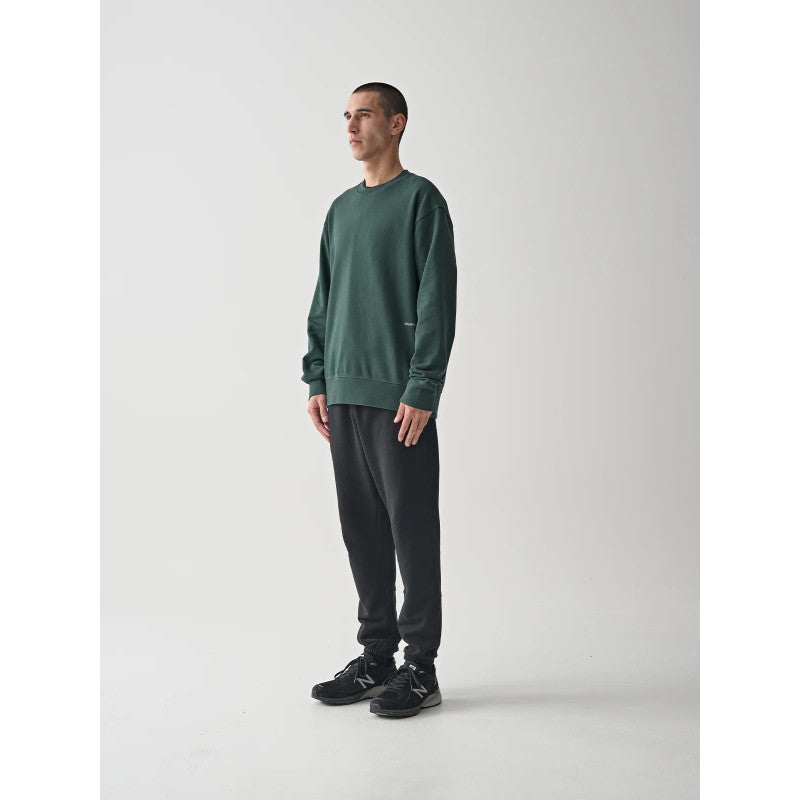 Pantalón Maap Essentials Print Sweat Pant en Negro, modelo, vista frontal #Color_Negro