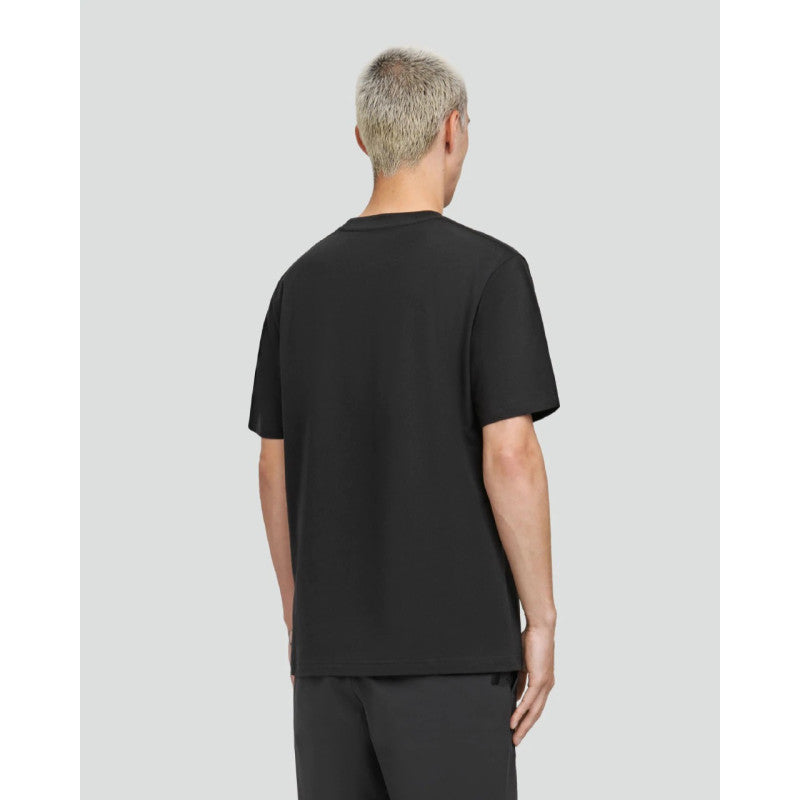 Camiseta Maap Evade Tee en Negro, modelo, vista trasera #Color_Negro