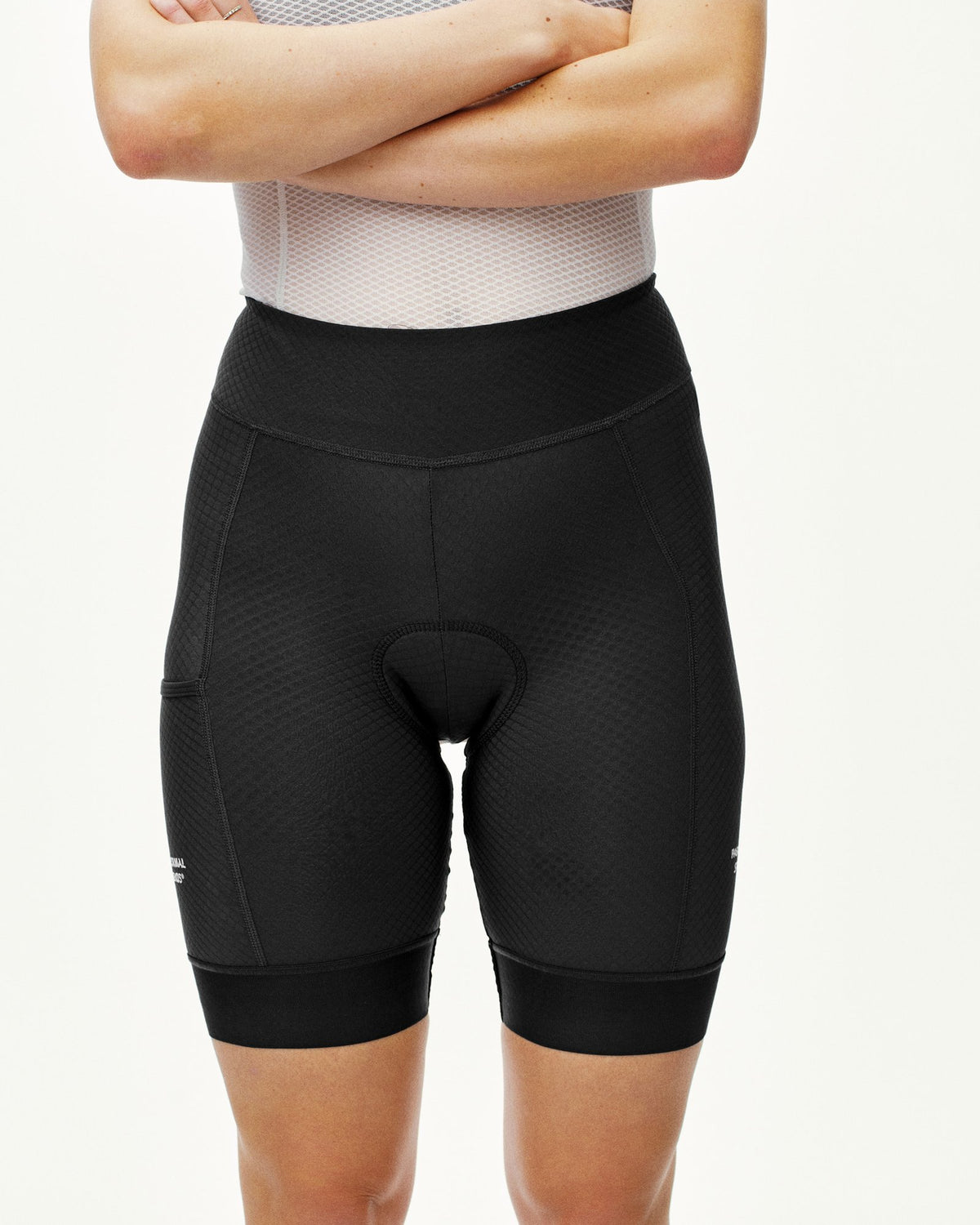 Mallas Cortas Mujer PNS Essential en Black, sobre modelo de frente #Color_Black