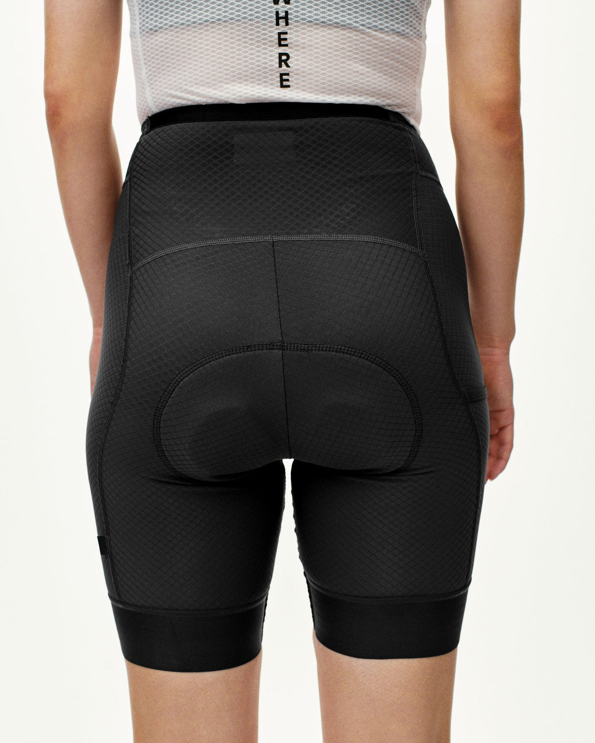 Mallas Cortas Mujer PNS Essential en Black, sobre modelo de espaldas #Color_Black