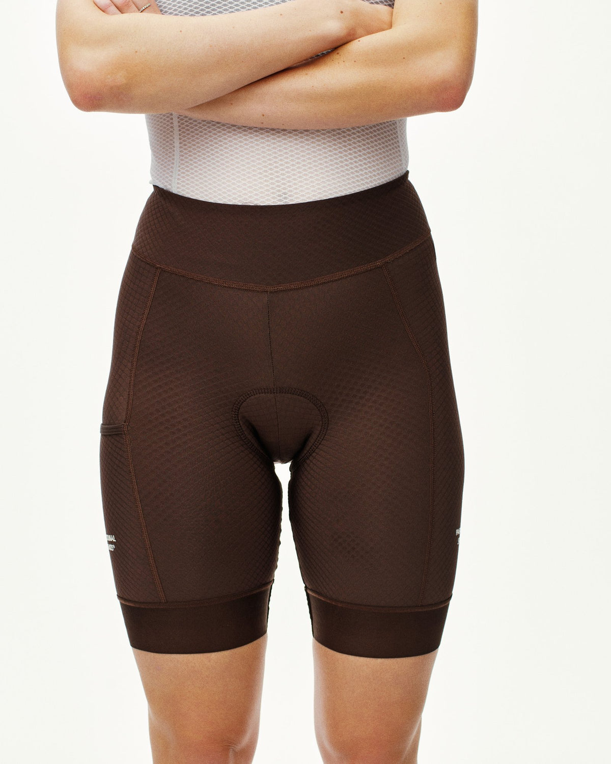Mallas Cortas Mujer PNS Essential en Light Brown, sobre modelo de frente #Color_Light Brown
