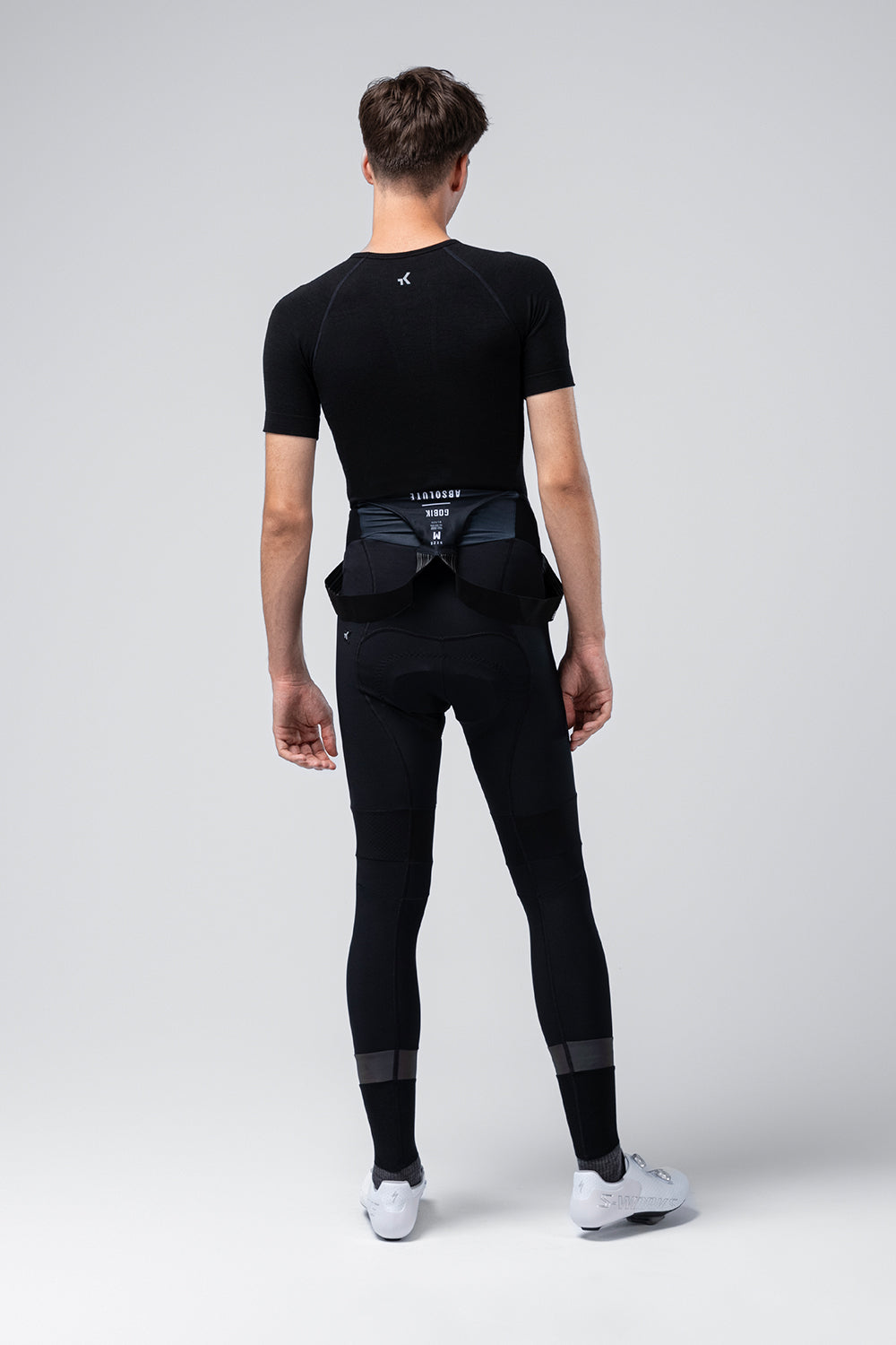 Camiseta Interior Manga Corta Gobik Winter Merino en Coal, vista trasera del modelo de cuerpo entero #Color_Coal
