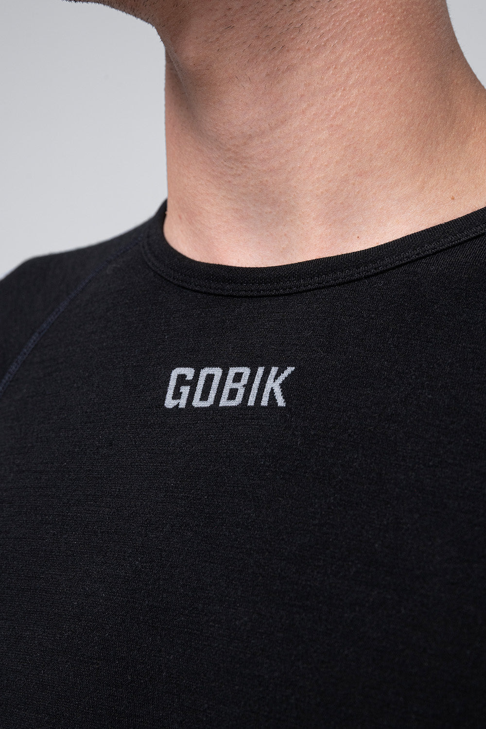 Camiseta Interior Manga Corta Gobik Winter Merino en Coal, detalle del cuello y del logotipo Gobik en el pecho #Color_Coal