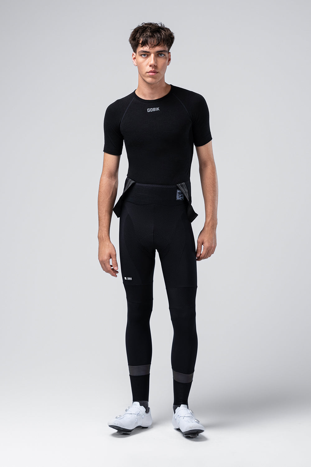 Camiseta Interior Manga Corta Gobik Winter Merino en Coal, vista frontal del modelo con el culotte largo #Color_Coal
