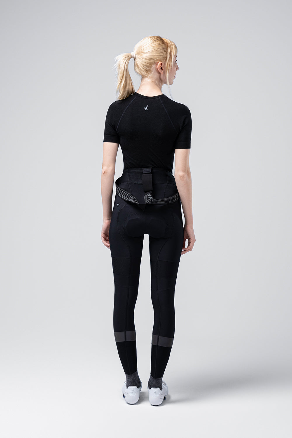 Camiseta Interior Manga Corta Mujer Gobik Winter Merino en Coal, vista trasera de la modelo con el culotte largo #Color_Coal