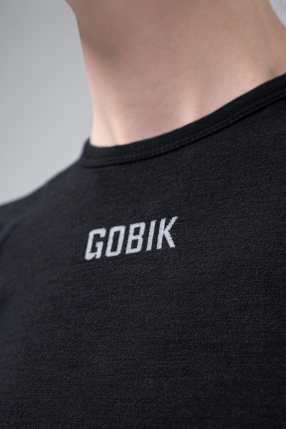 Camiseta Interior Manga Corta Mujer Gobik Winter Merino en Coal, detalle del cuello y del logotipo Gobik en el pecho #Color_Coal