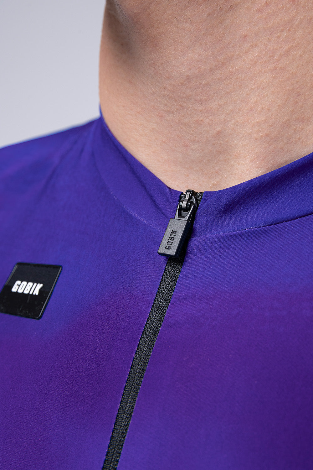 Maillot Gobik Attitude 2.0 en Grim, detalle del cuello y la cremallera #Color_Grim