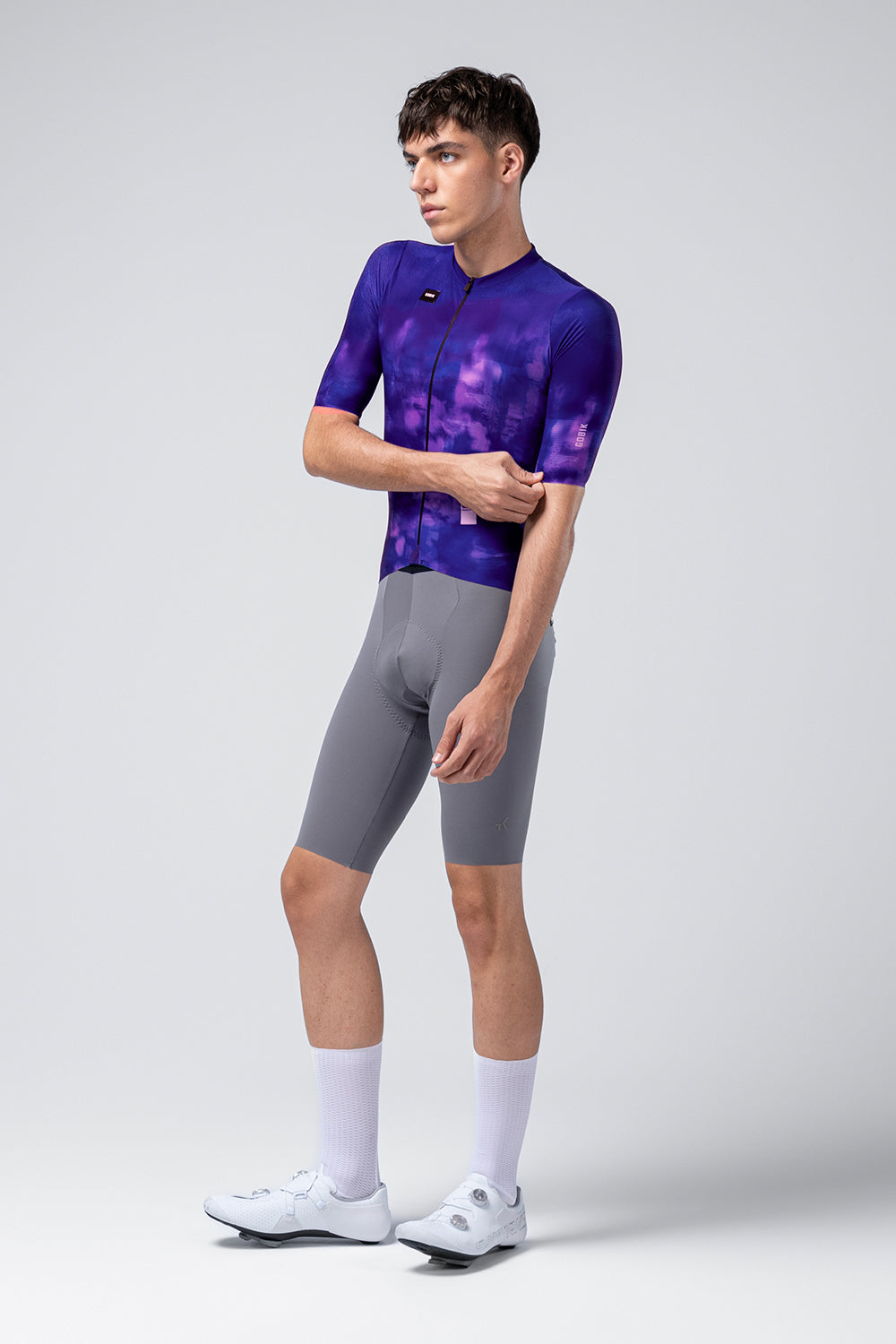 Maillot Gobik Attitude 2.0 en Grim, detalle de la manga con el logo #Color_Grim