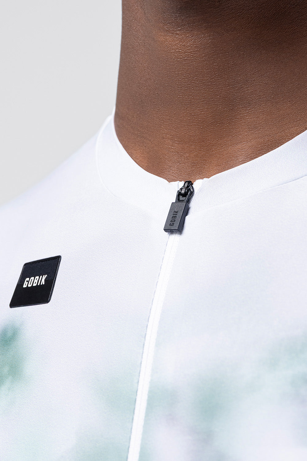 Maillot Gobik Attitude 2.0 en Moss, detalle del cuello y la cremallera #Color_Moss