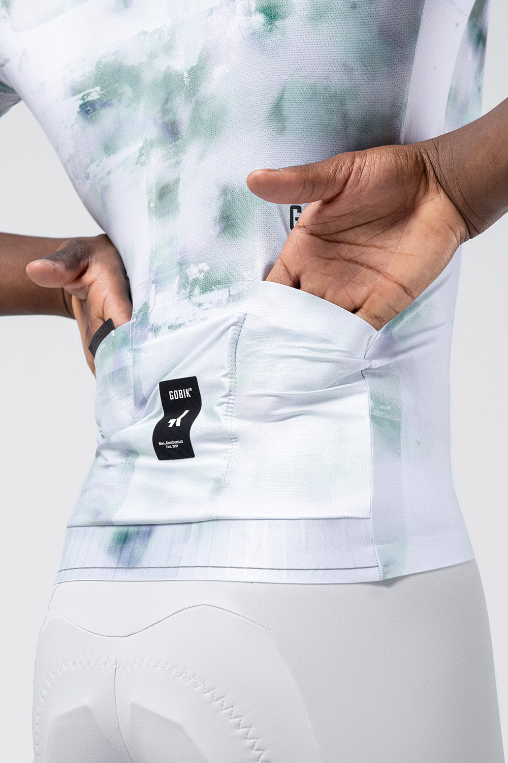 Maillot Gobik Attitude 2.0 en Moss, detalle de los bolsillos traseros #Color_Moss