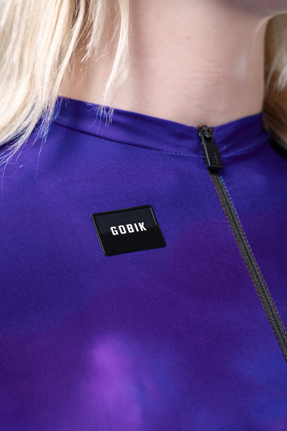 Maillot Gobik Attitude 2.0 de mujer en Grim, detalle del cuello y la cremallera #Color_Grim