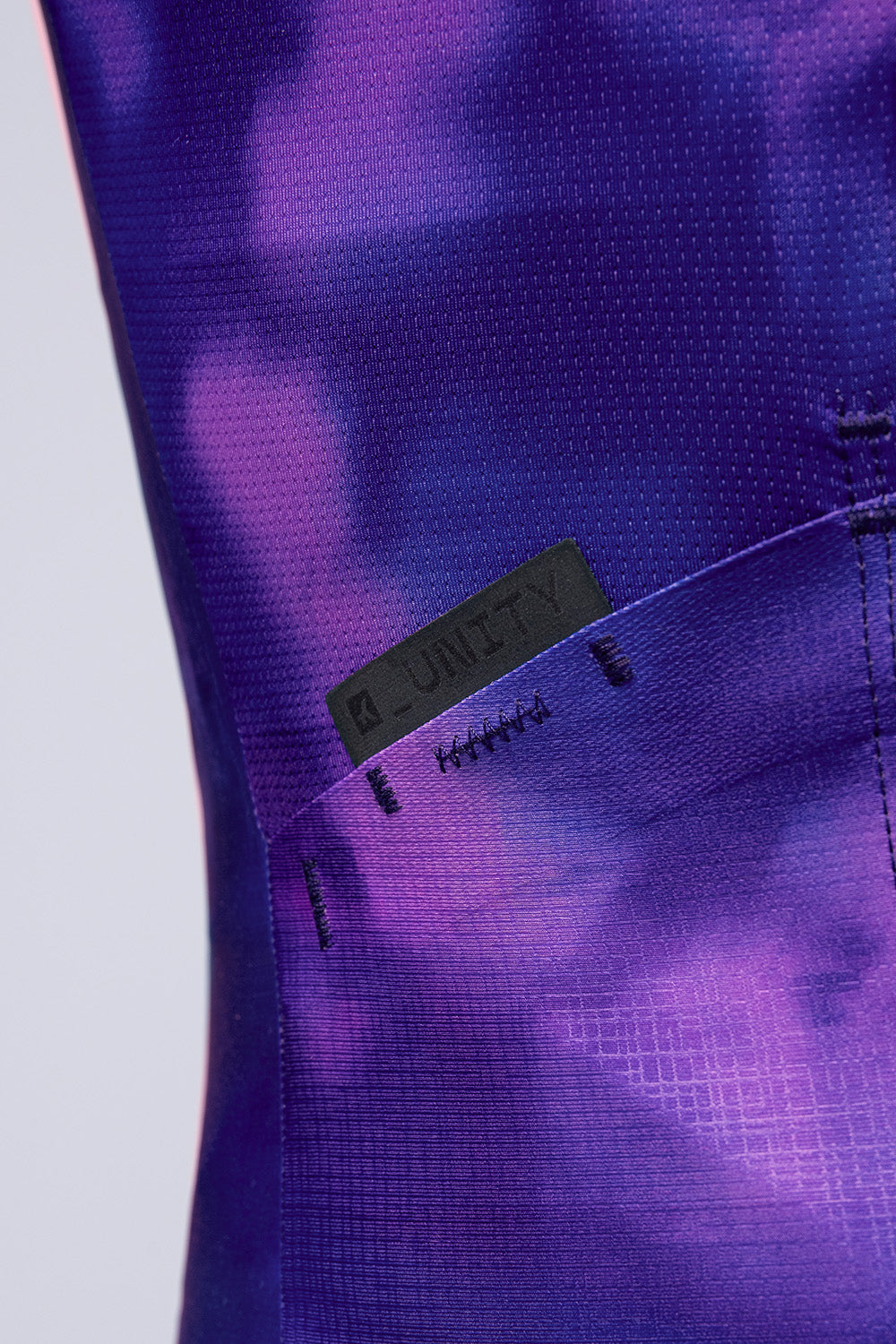 Maillot Gobik Attitude 2.0 de mujer en Grim, detalle de los bolsillos traseros #Color_Grim