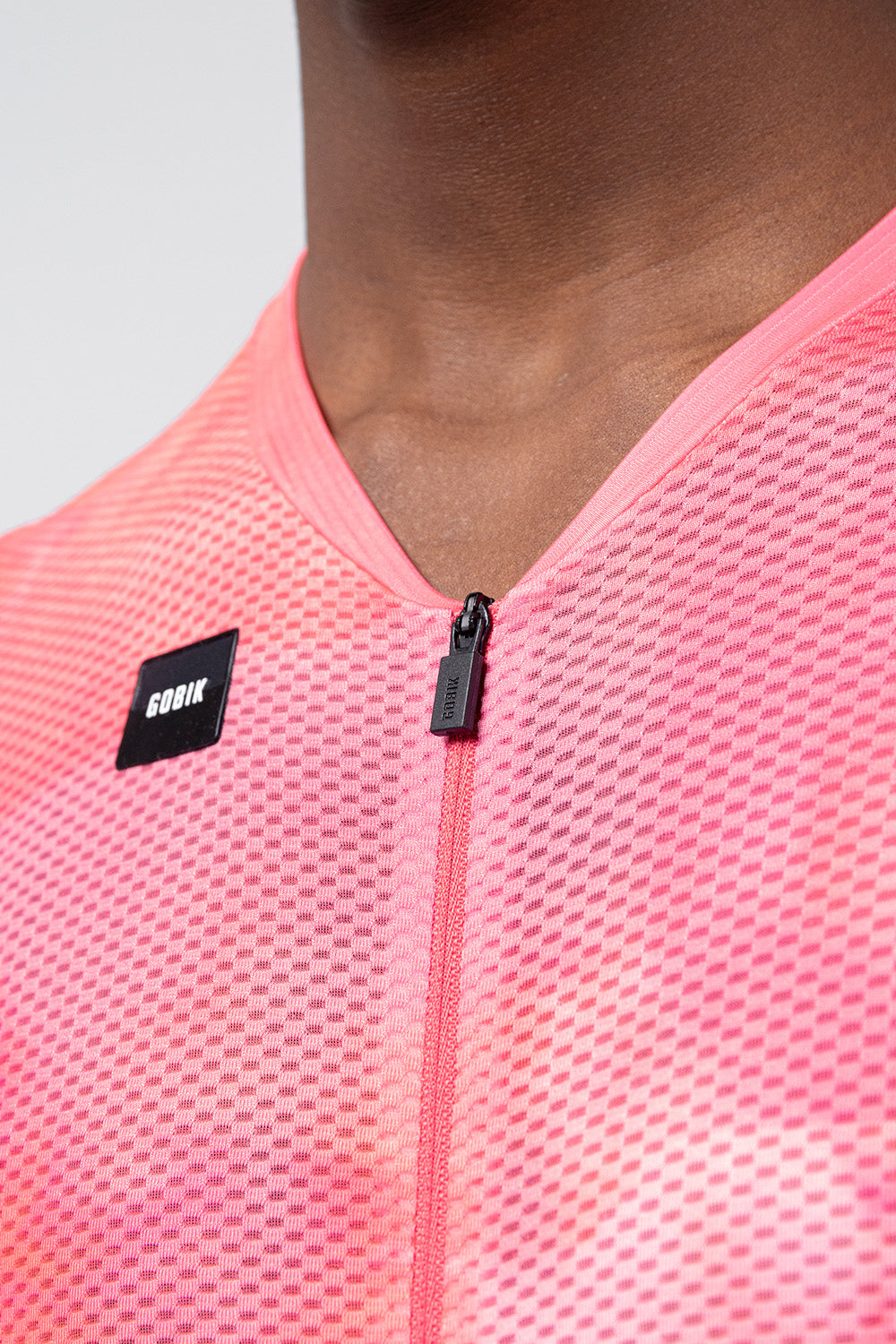 Maillot Gobik Carrera 3.0 en Dimple, detalle del cuello y la cremallera #Color_Dimple