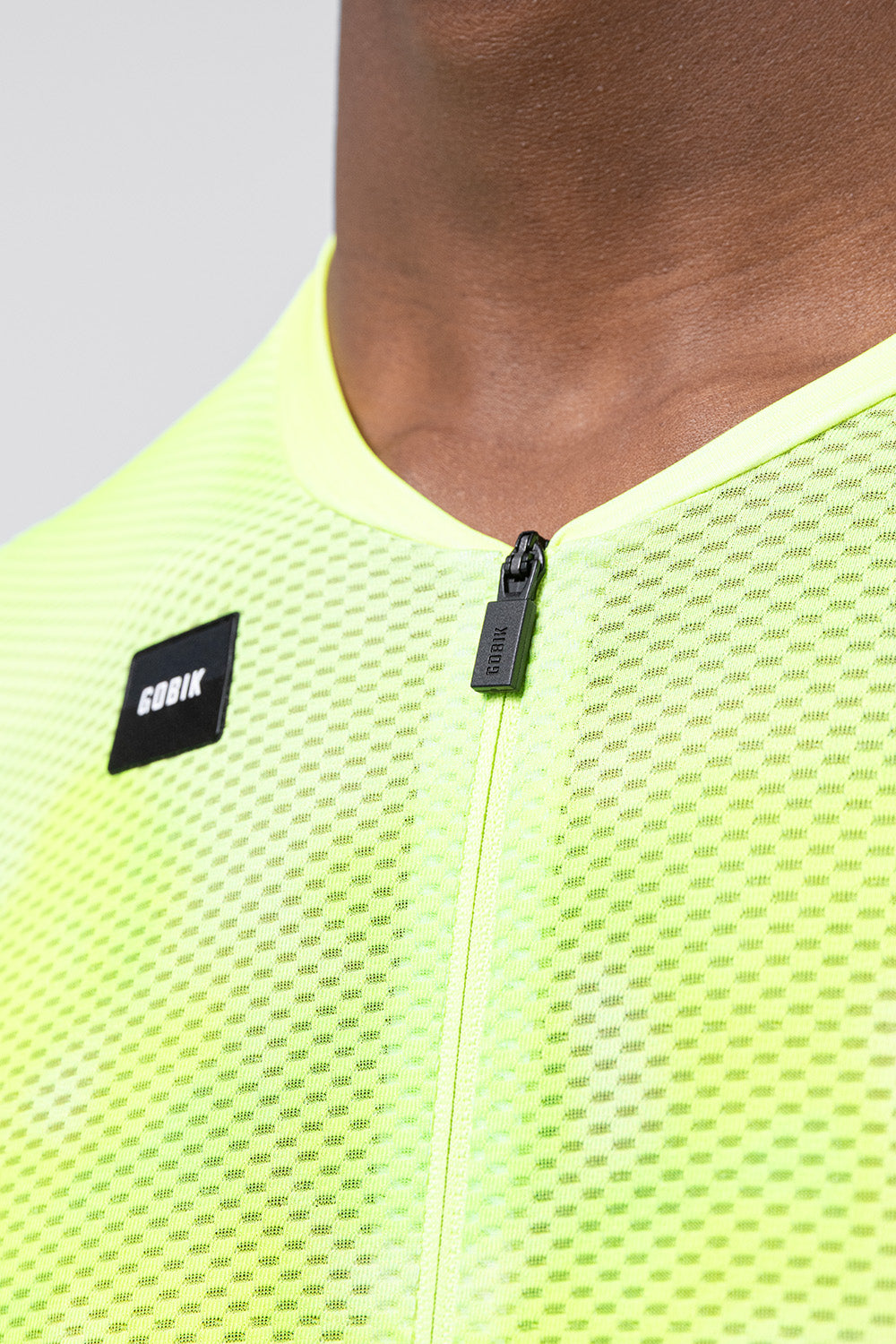 Maillot Gobik Carrera 3.0 en Nuclear, detalle del cuello y la cremallera #Color_Nuclear