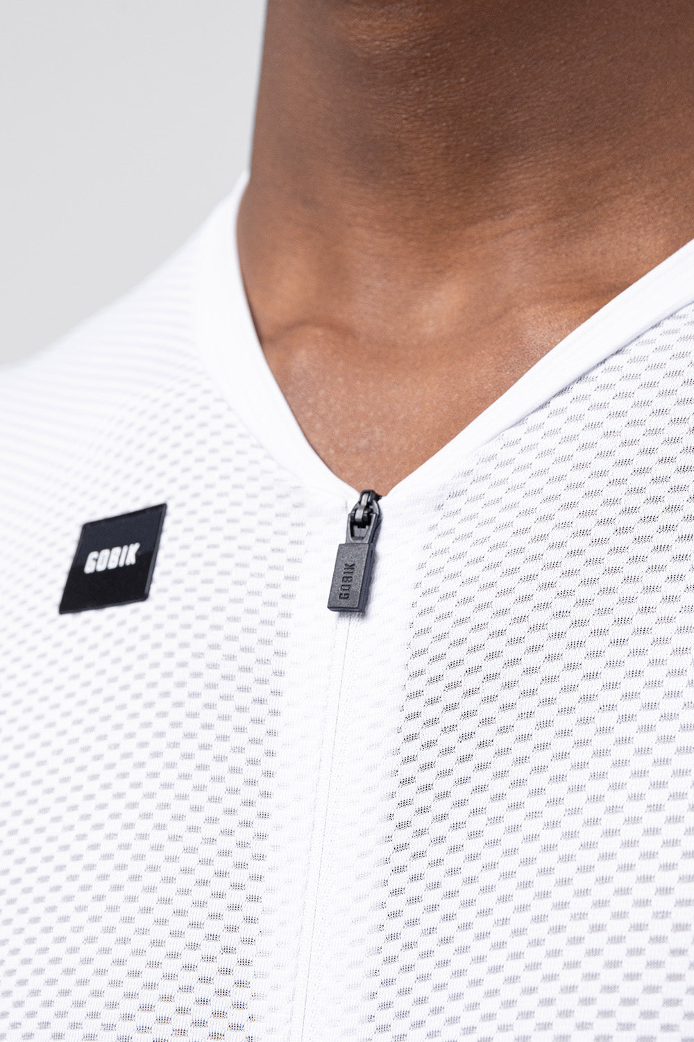 Maillot Gobik Carrera 3.0 en White, detalle del cuello y la cremallera #Color_White